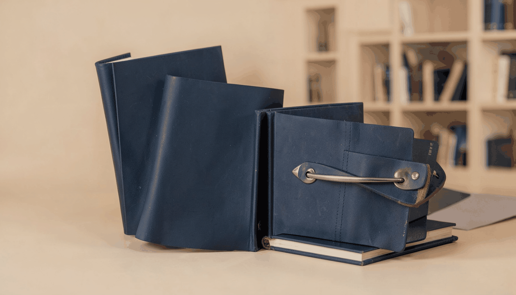 Conjunto de materiais de estudo com fundo em bege suave e detalhes em azul-escuro, atmosfera acolhedora de biblioteca